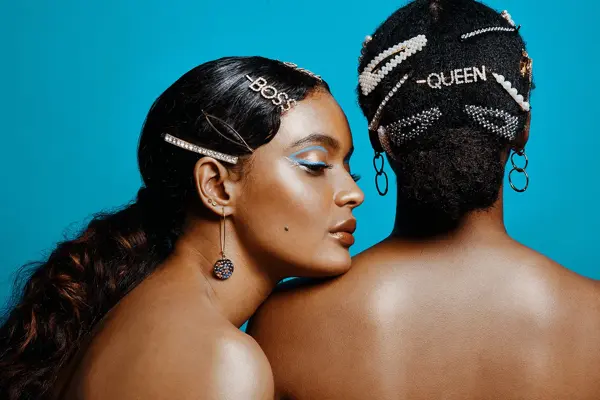 to afro amerikanske damer med spenner i håret