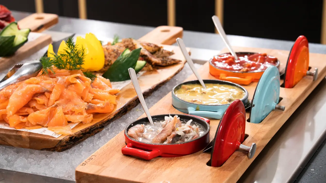 Frokostbuffet med forskjellig fisk på Thon Hotel Spectrum i Oslo sentrum