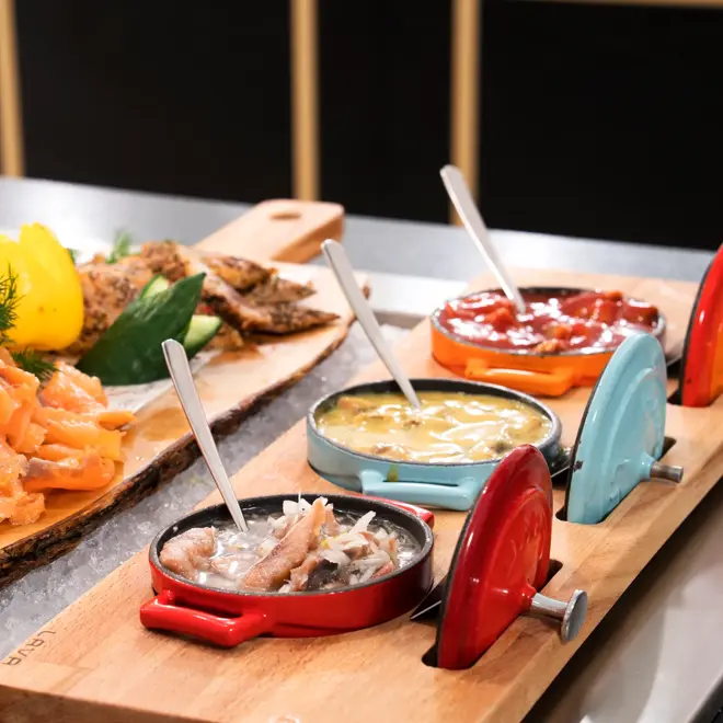 Frokostbuffet med forskjellig fisk på Thon Hotel Spectrum i Oslo sentrum