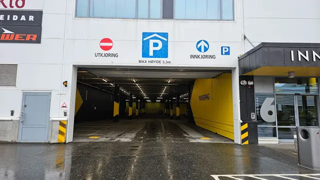 Innkjørselen til parkeringshuset på Roseby
