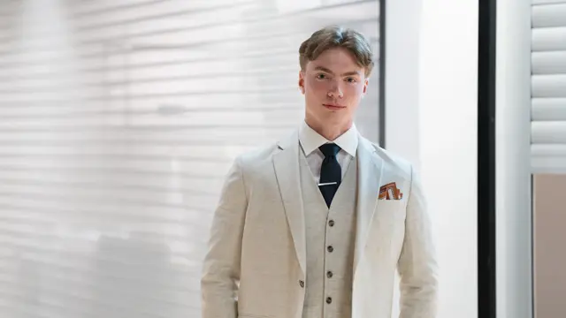 Dressmann blazer1700 bukse799 vest799 skjorte799 tørkle249 slips299 Nye Sko 1499-6.jpg