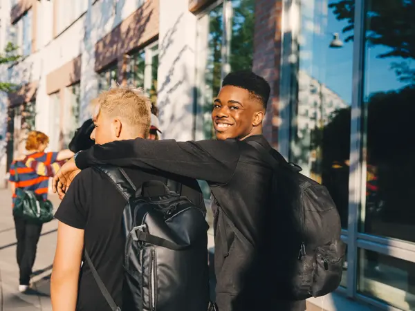 to gutter med sorte ryggsekk