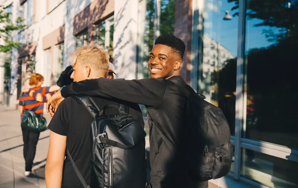 to gutter med sorte ryggsekk