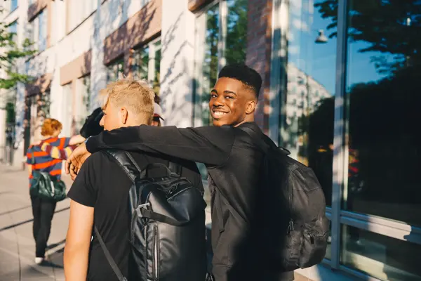 to gutter med sorte ryggsekk