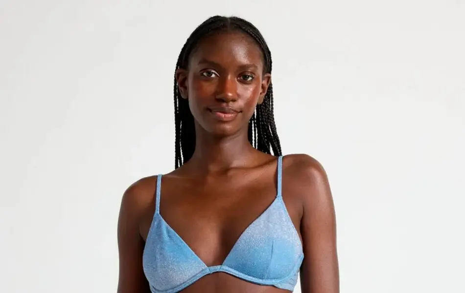 Modell i en skimmer blå bikini.