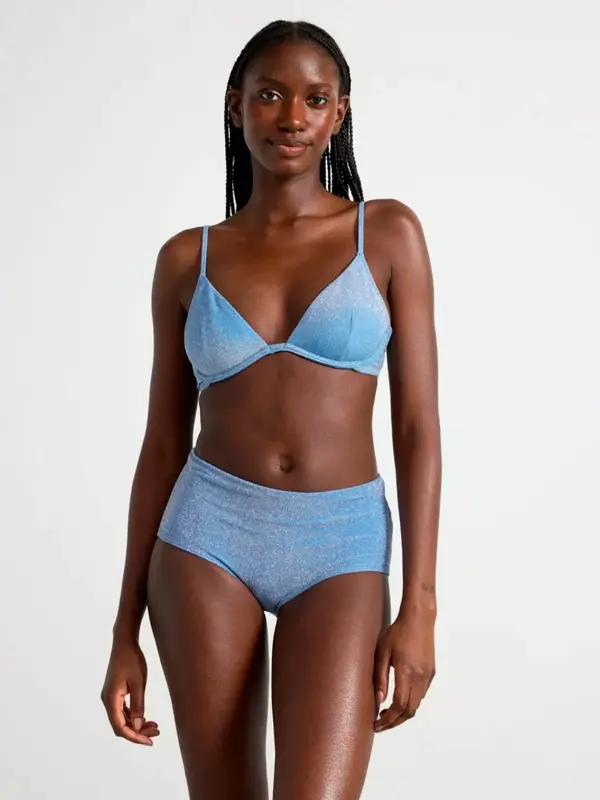 Modell i en skimmer blå bikini.