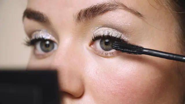 Nærbilde av mascara som påføres øyevippene,