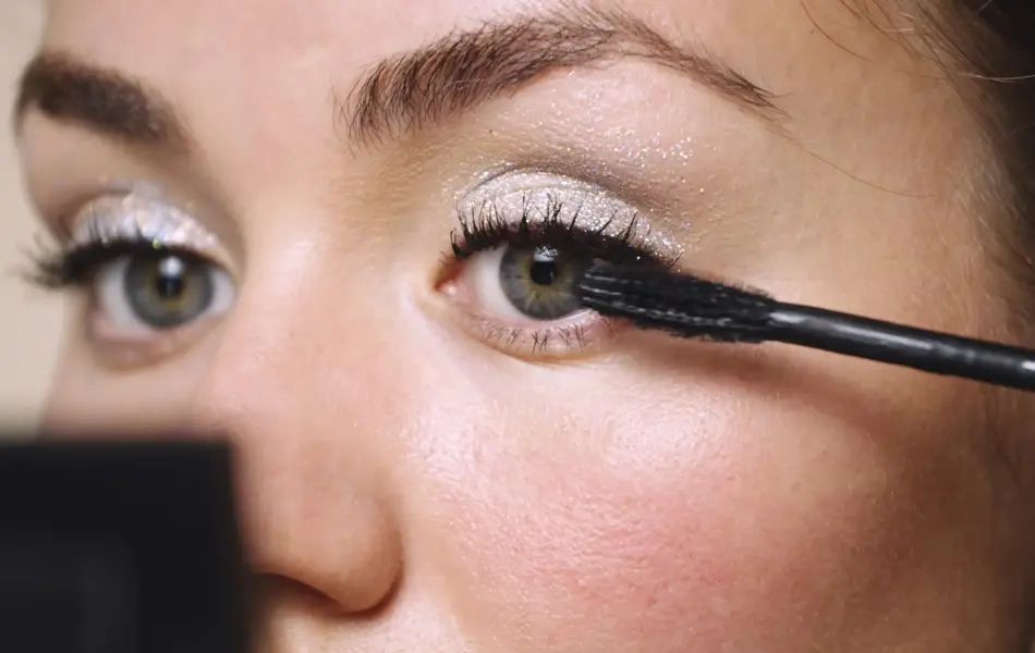 Nærbilde av mascara som påføres øyevippene,