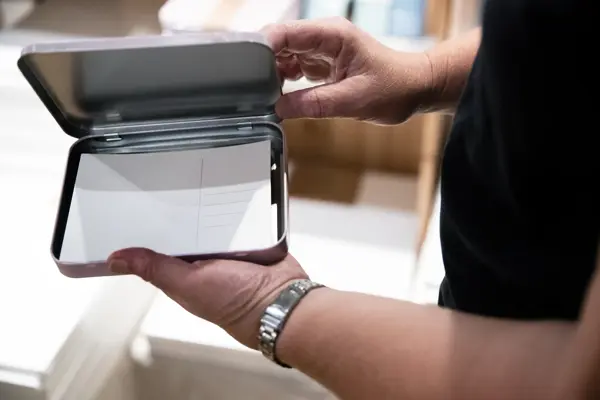 Postkort i blikkboks