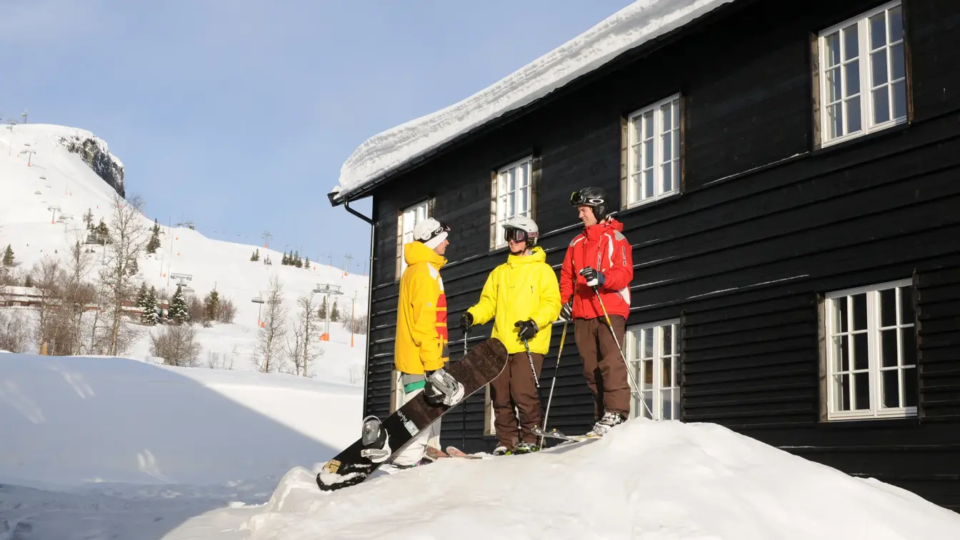Snowboard og skigåer utenfor Skitorget Apartments på Skeikampen 