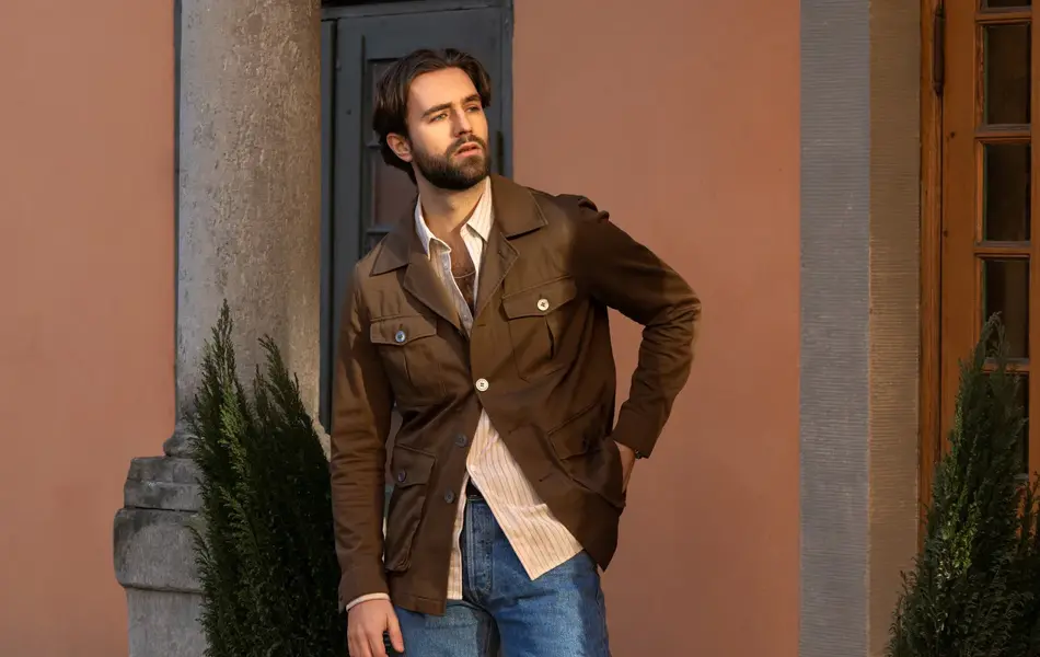 Mann som soler seg ute