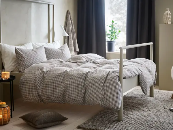 soverom med lyst sengetøy