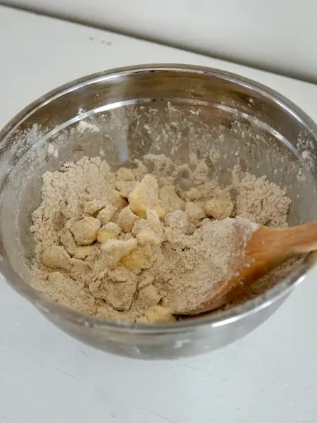 Stålbolle med mel og smør og en tresleiv