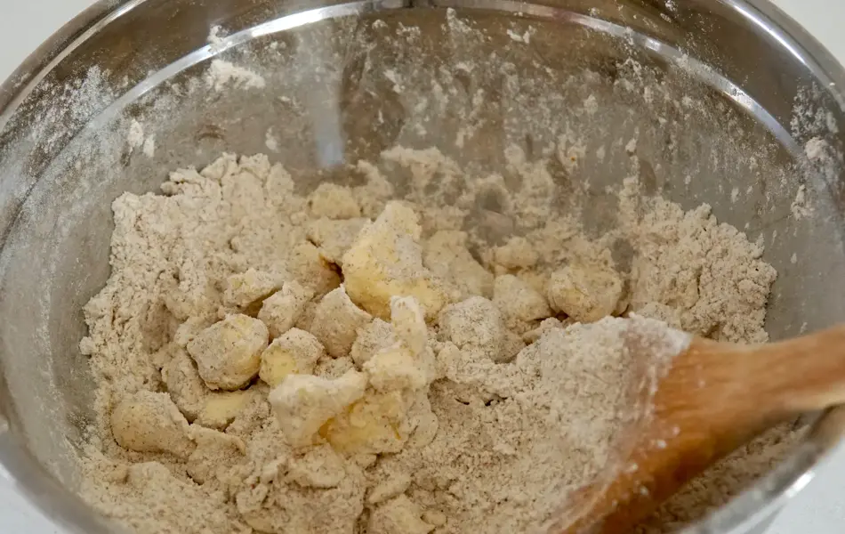 Stålbolle med mel og smør og en tresleiv