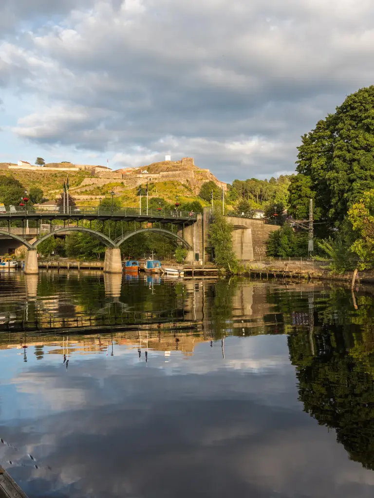 Tistedalselva i forgrunnen. Halden gangbro og Fredriksten festning i bakgrunnen.