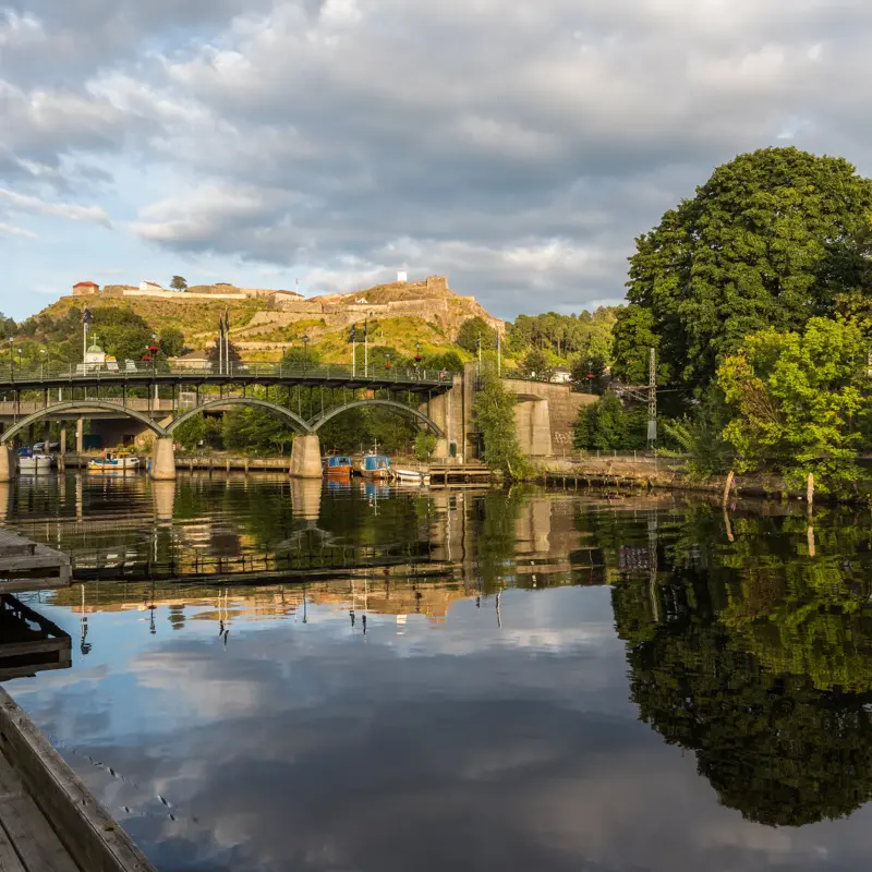 Tistedalselva i forgrunnen. Halden gangbro og Fredriksten festning i bakgrunnen.