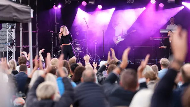 Dagny fremfører for en gjeng på utekonsert