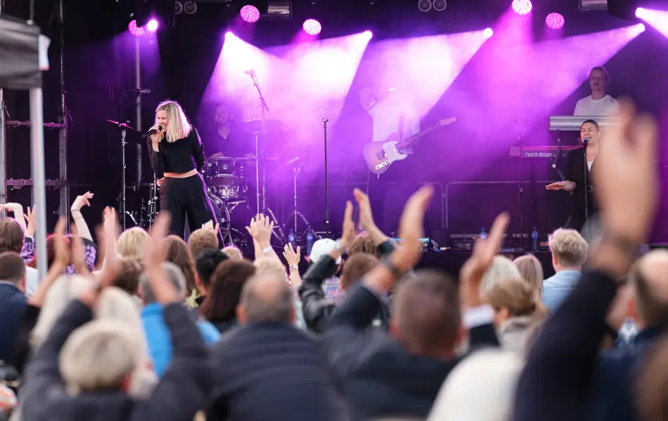 Dagny fremfører for en gjeng på utekonsert