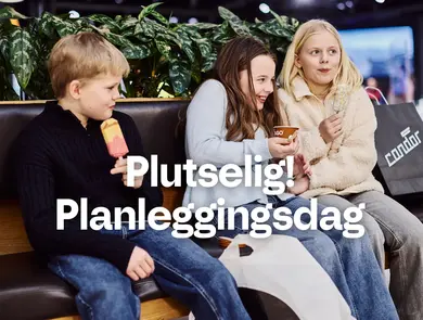 To jenter og en gutt som sitter på en benk og spiser iskrem inne på et senter