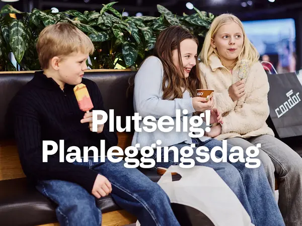 To jenter og en gutt som sitter på en benk og spiser iskrem inne på et senter