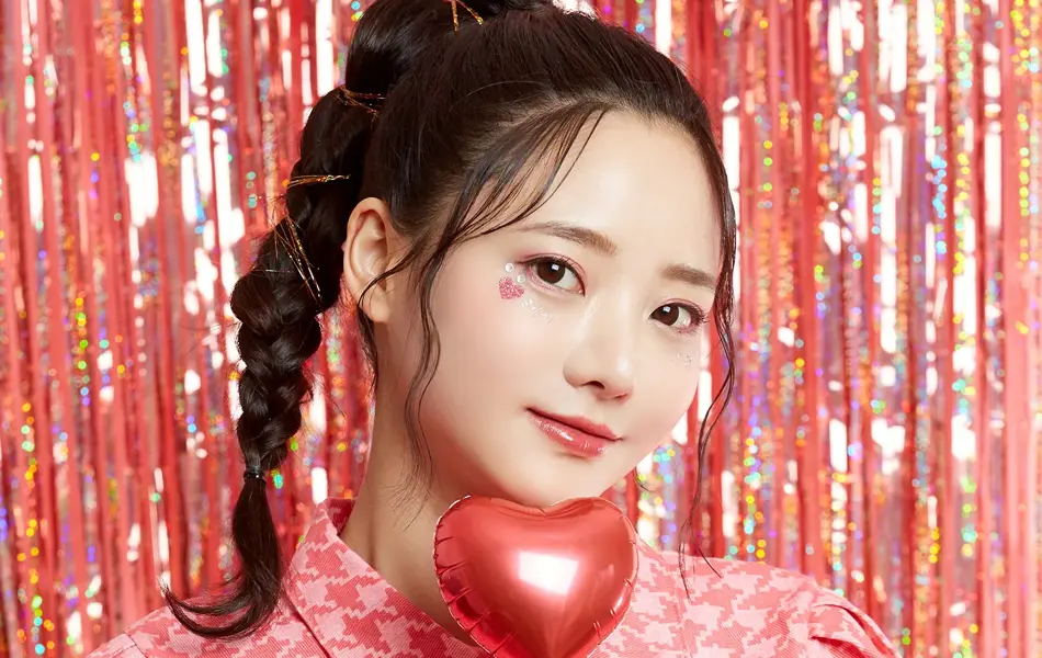 Skjønnhetsportrett av en ung asiatisk kvinne med klistremerkesminke på glitterbakgrunn