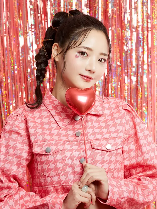 Skjønnhetsportrett av en ung asiatisk kvinne med klistremerkesminke på glitterbakgrunn