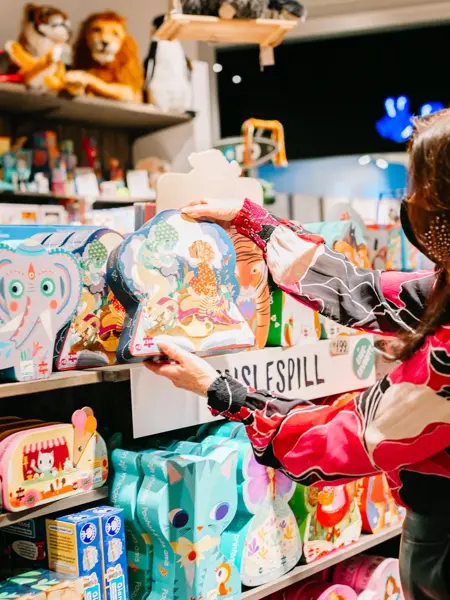 Person som handler i butikk