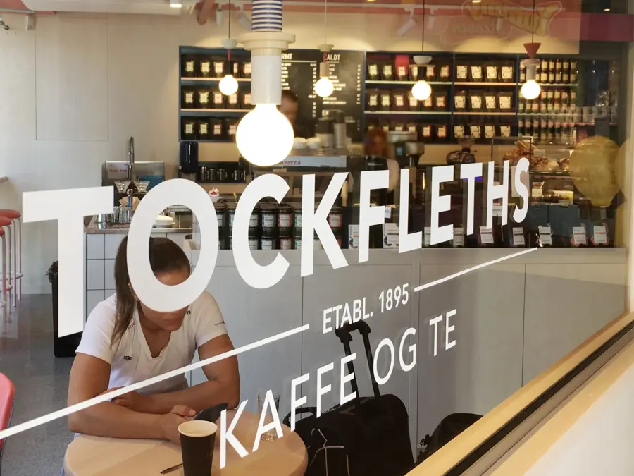 Butikkvindu med tekst på