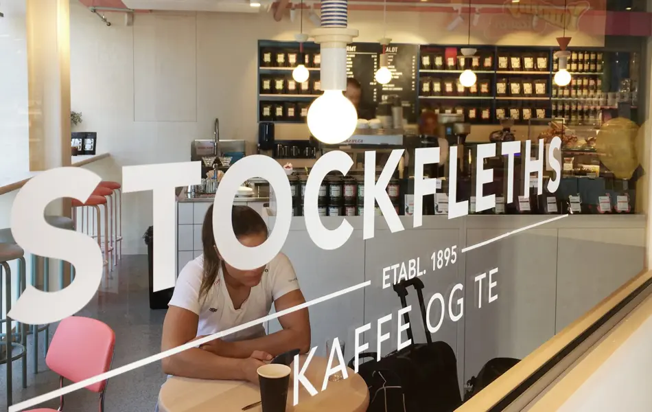 Butikkvindu med tekst på