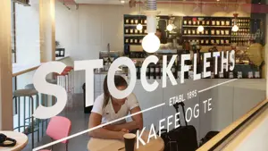 Butikkvindu med tekst på