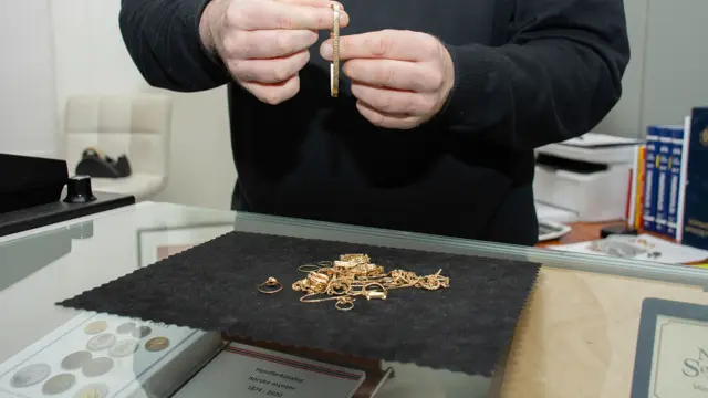 Ansatt med varer som skal taksteres