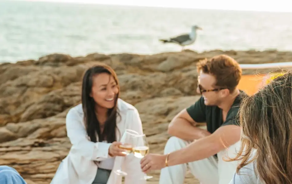 Personer som har piknik på en strand