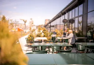 Bilde av uteområde for spising hos en restaurant på Lørenskog.