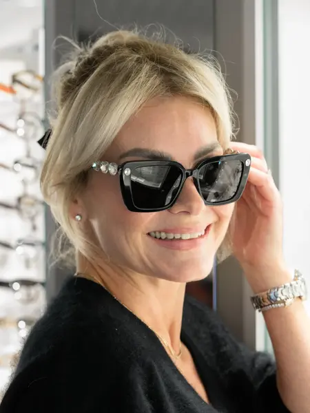 Damemodell med sorte solbriller