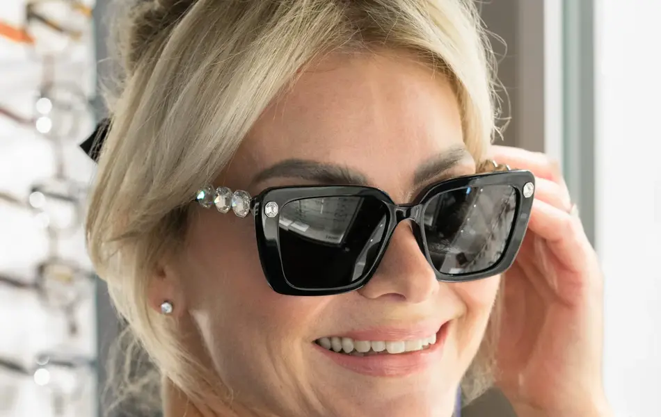 Damemodell med sorte solbriller