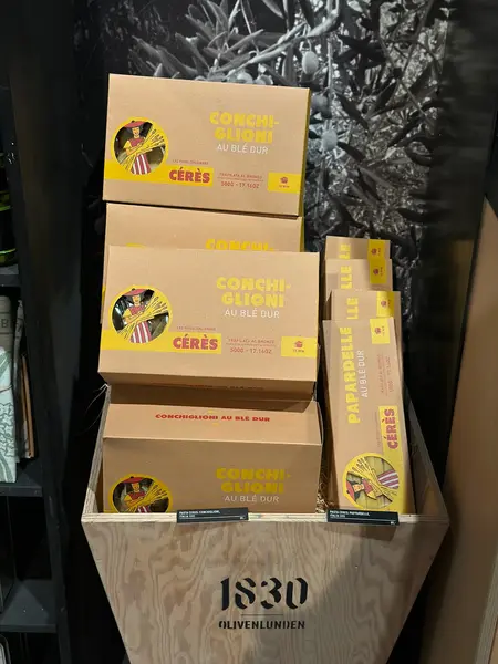 Pasta i bokser på utstilling i butikk