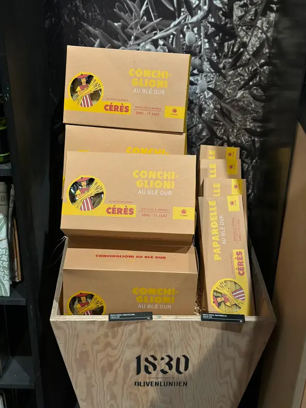 Pasta i bokser på utstilling i butikk