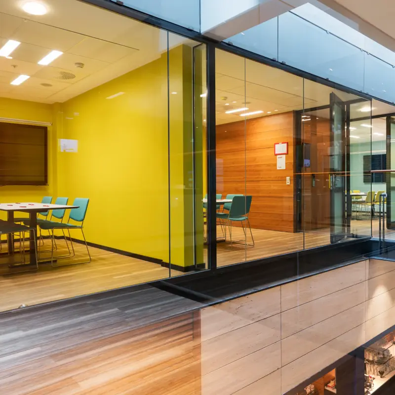 Kurs- og konferansesal med bord, stoler og mulighet for lysbildepresentasjon på lerret