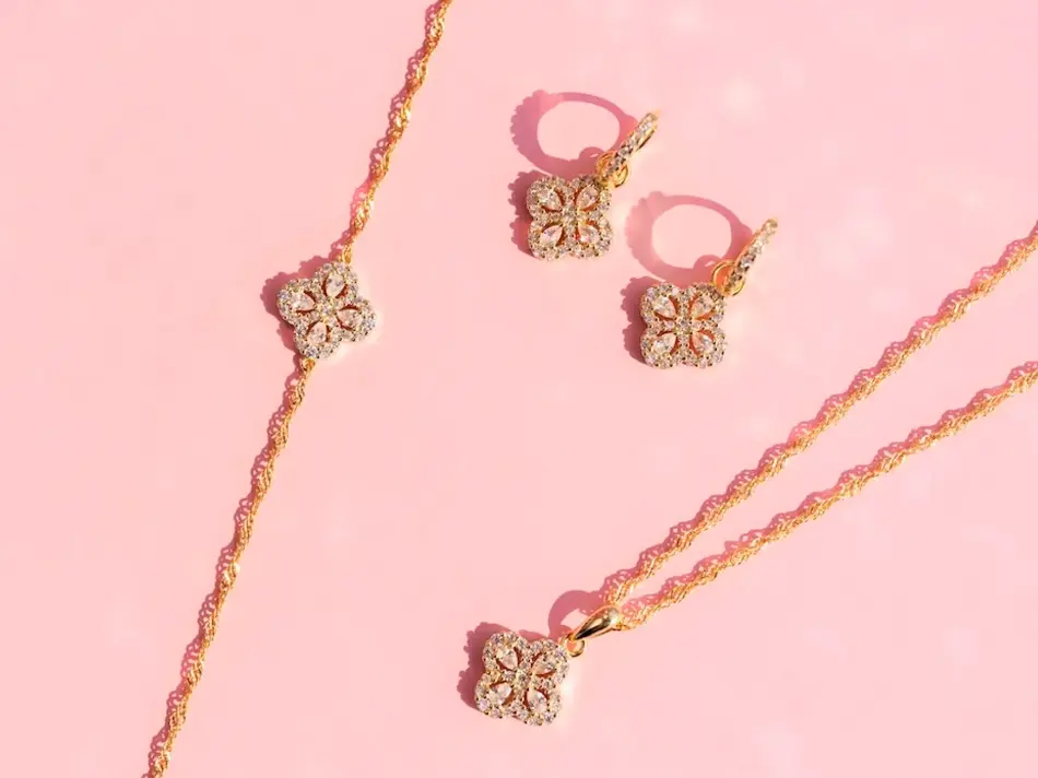 Smykke, armbånd og ørepynt