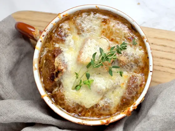 Skål med løksuppe