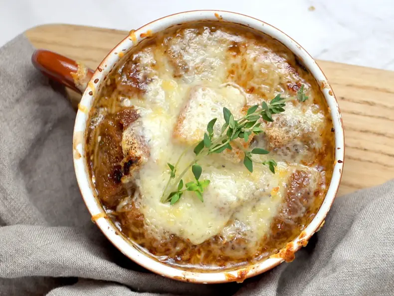 Skål med løksuppe