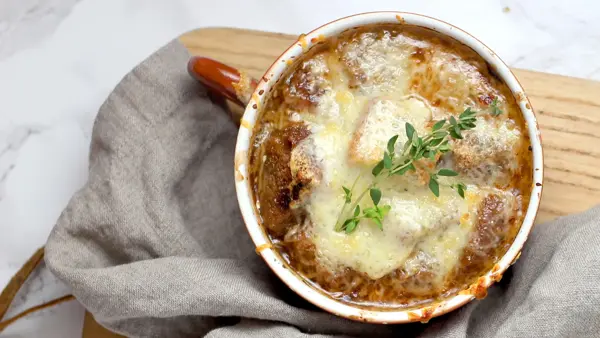 Skål med løksuppe