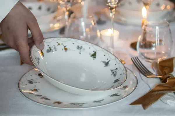 Noen som dekker på et bord