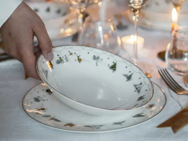 Noen som dekker på et bord