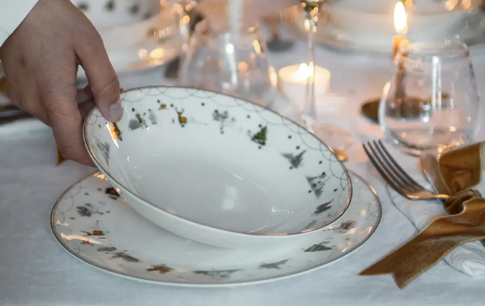 Noen som dekker på et bord