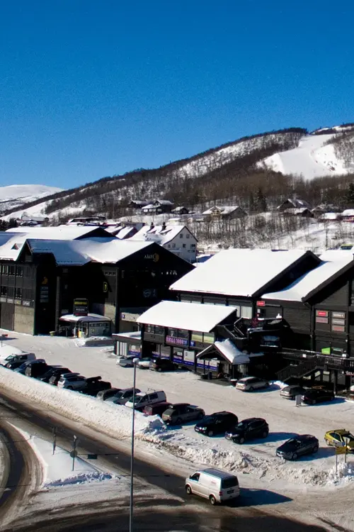 Fasadebilde av AMFI Geilo med snø dekke