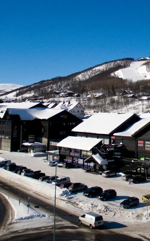 Fasadebilde av AMFI Geilo med snø dekke