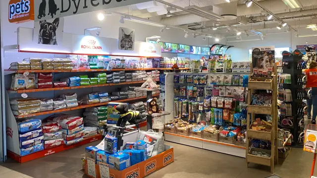 innendørs butikk med dyremat og skilter med tekst