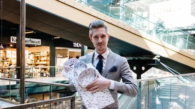 mann i dress holder skjorter