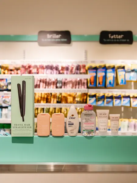 reisestørrelser på hylle i butikk